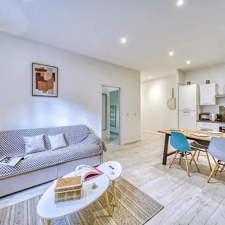 Le Centre 1, Logement Decore Avec Gout Et Moderne Dans L'hypercentre De Boulevard Agutte Sembat, Entierement Equipe Et Amenage Pour Accueillir Confortablement 4 Personnes